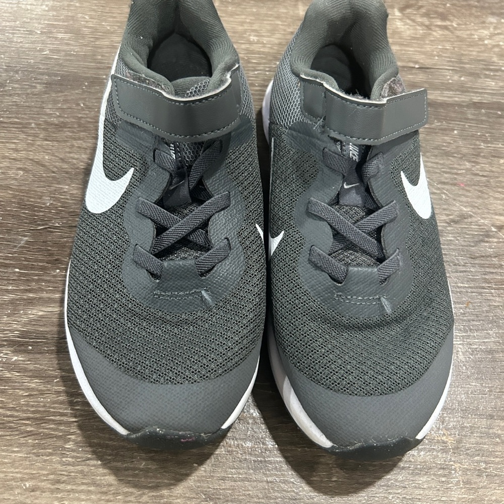 Nike Kids Grey and White Sneakers